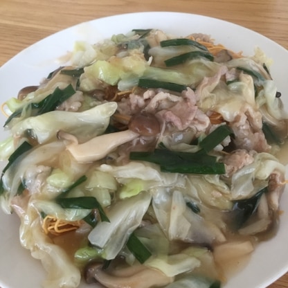 冷蔵庫の残り野菜を入れすぎて、麺がほぼ見えません‥。とってもヘルシーに美味しく野菜消費できました！